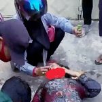 Seorang ibu terjatuh dari sepeda motor di Kota Banjarmasin. (foto: yanda)