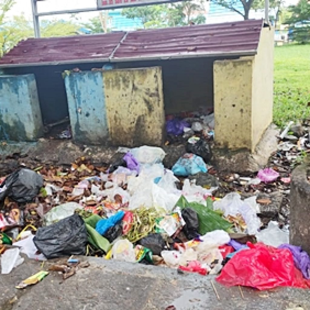 JOROK, Sampah Berserakan di Sekitar Taman Pematang Bastun Marabahan