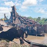 Kapal Tongkang meledak di Pangkalan Bun, Kotawarngin Barat, Kalimantan Tengah. (foto: kiriman KSOP Pangkalan Bun)