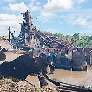 Kapal Tongkang Meledak di Pangkalan Bun, Satu Tewas, Satu Terluka Parah