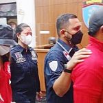 Nia Ramadhani pakai baju tahanan. Begitu jugaArdi Bakrie pakai baju tahanan.(ist)