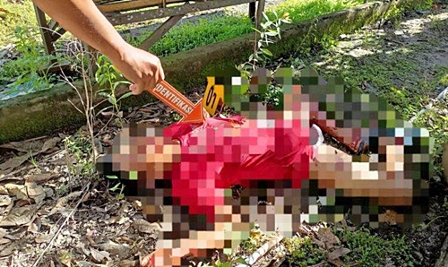 Darmanto alias Toto ditemukan dengan keadaan tewa dan luka tusuk di leher. (foto: Borneo24/koranbanjar.net)
