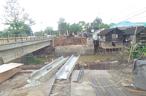Proyek pembangunan jembatan di Jl A Yani Km 40 Kota Martapura. (foto: aristi)
