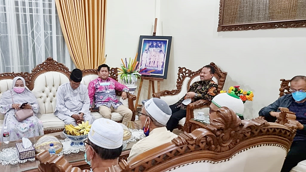 Sultan Banjar H Khairul Saleh ketika bersilaturrahmi bersama warga Banjar di Provinsi Kepro, Riau. (foto: ist)