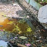 Sungai di tepi Pasar Marabahan ini sangat kotor. (foto: faqih)