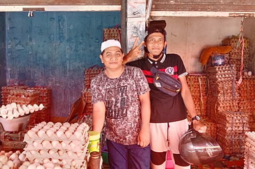 Ismail penjual telur. (foto: aristy)