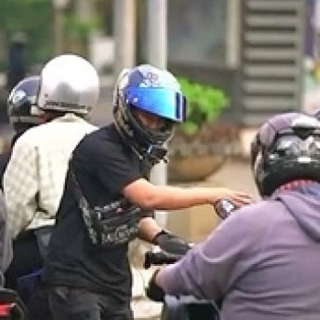 Viral! Aksi Pria Bermotor Bagi-bagi Uang di Tengah PPKM Darurat