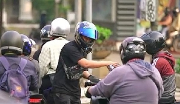 Aksi pria bagi-bagi uang bantuan PPKM. (Tiktok)