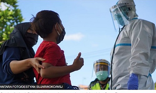 ILUSTRASI - Gambar ilustrasi: Dokter berbincang dengan pasien anak berstatus Orang Tanpa Gejala COVID-19 di halaman samping mess karantina Rusunawa IAIN Tulungagung, Tulungagung, Jawa Timur, Senin (22/06).
