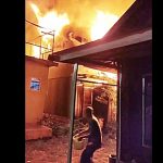 Warga tengah berusaha memadamkan api yang tengah berkobar. (foto: tangkapan layar video kiriman))