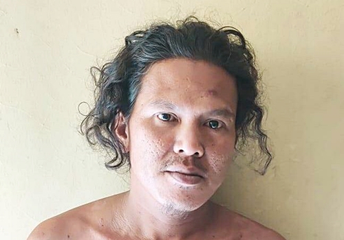 Ayah yang tega menganiaya dua anaknya. (foto: Borneo24/koranbanjar.net)
