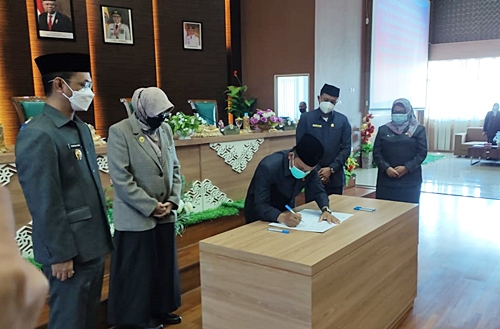 Penandatanganan Raperda LPj Bupati Batola. (foto: humas)