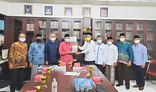 Pimpinan Baznas Kalsel mengunjungi PW MJuhammadiyah Kalsel. (foto: Baznas Kalsel)