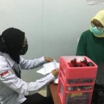 Staf Baznas Kalsel tanggap, langsung turun menyelesaikan kesulitan warga miskin. (foto: Baznas Kalsel)