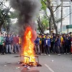 Mahasiswa melakukan aksi pembakaran di halaman gedung DPRD Provinsi Kalsel. (foto: yanda)