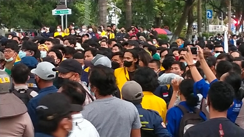 Ratusan, bahkan ribuan mahasiswa memadati halaman Gedung DPRD Provinsi Kalsel. (foto: yanda)