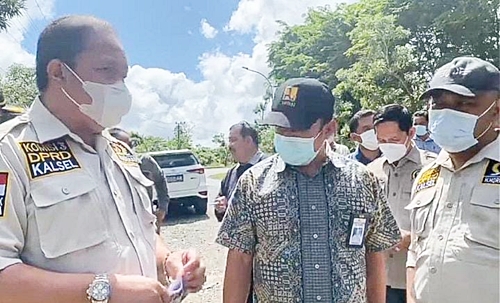 Komisi III DPRD Kalsel meninjau lokasi proyek Jalan Asam - Asam Kabupaten Tanah Laut. (foto: dok)
