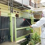 ILUSTRASI - Penyemprotan disinfektan adalah salah satu cara mengantisipasi penyebaran virus COVID-19. (foto: sindonews.com)