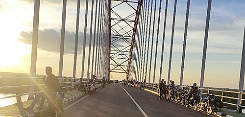 Suasana di atas Jembatan Rumpiang, Batola. (foto: faqih)