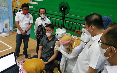 Vaksin gratis oleh Kadinda Kalsel di GOR Hasanuddin Kota Banjarmasin, Kalsel. (foto: ist)