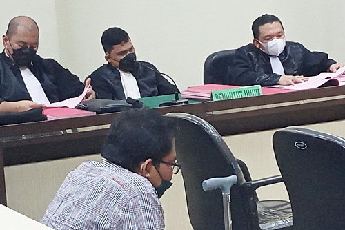 Eddy Wahyudi tertunduk pilu mendengarkan JPU membacakan tuntutan di Pengadilan Tipikor Banjarmasin.(foto: leon)