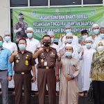 Kajati beserta jajaran dan ibu - Ibu Dharmakarini berfoto bersama dengan para santri Pesantren Al Ikhsan.(foto: leon)