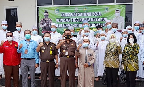 Kajati beserta jajaran dan ibu - Ibu Dharmakarini berfoto bersama dengan para santri Pesantren Al Ikhsan.(foto: leon)