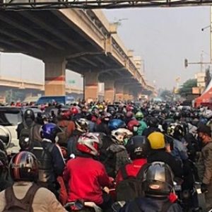 Warga Bekasi Antre Masuk Jakarta, Menangis; Gimana Bisa Kerja!