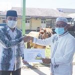 Sandiaga Uno menyerahkan bantuan hewan kurban secara simbolis kepada salah satu warga Sekumpul.(foto: ist)