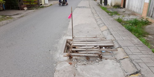 Penutup drainase hilang dicuri. 