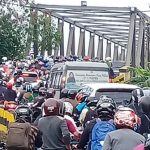 MACET – Jalan menembus Handil Bhakti di Kayu Tangi Ujung Banjarmasin mengalami macet total. (foto: faqih/koranbanjar.net)