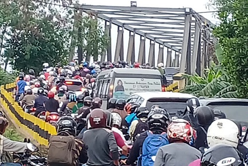 MACET – Jalan menembus Handil Bhakti di Kayu Tangi Ujung Banjarmasin mengalami macet total. (foto: faqih/koranbanjar.net)