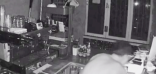 Pencuri sedang beraksi. (foto diambil dari rekaman CCTV)