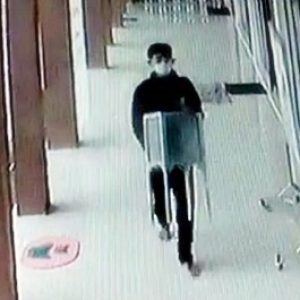 Pencurian 3 Kotak Amal di Masjid Terekam CCTV, Maling Terlihat Menenteng Dengan Santai