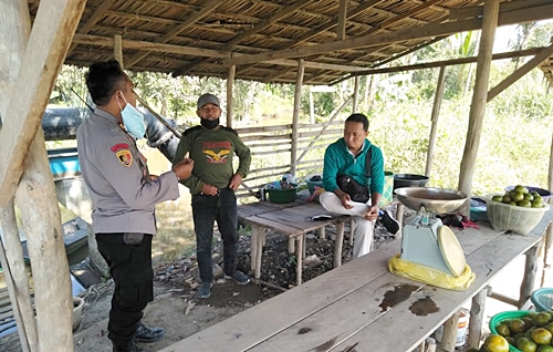 Anggota Polsek Sungai Tabuk menindaklanjuti kejadian pemalakan di Jalan Gubernur Syarkawi Sungai Tabuk. (foto: ist)
