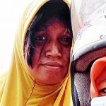 Halimah seorang Sales Mayora sempat memfoto secara selfi wajah wanita hamil yang ingin ikut naik motor dengannya duduk di belakang.(foto: ist)