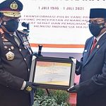 Ketua DPRD Kalsel menyerahkan penghargaan kepada Kapolda Kalsel. (foto: ist)