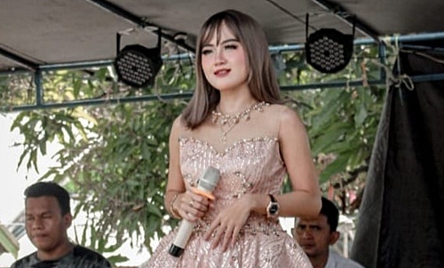 Penyanyi Dangdut asal Gambut, IIs Permata dalam satu kesempatan sedang menyanyi. (foto: ist)