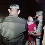 Petugas mengejar PSK yang berlarian ke dalam rumah di eks lokalisasi Pembatuan Kota Banjarbaru. (foto: kiriman Satpol PP Kota Banjarbaru)