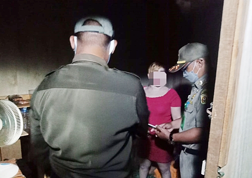Petugas mengejar PSK yang berlarian ke dalam rumah di eks lokalisasi Pembatuan Kota Banjarbaru. (foto: kiriman Satpol PP Kota Banjarbaru)