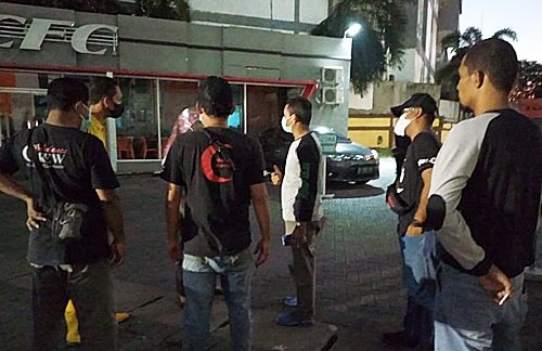 Pemasangan tenda darurat di halaman IGD RSUD Ulin Banjarmasin. (foto: yanda)
