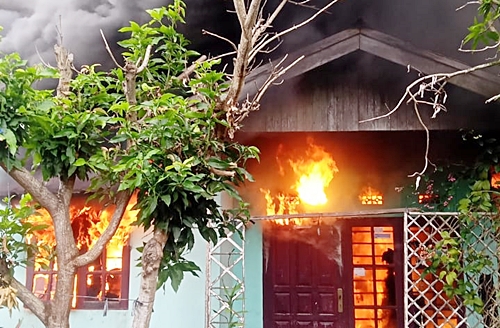 Satu r7mah di Komplek HKSN Banjarmasin dilahap api. (foto: yanda)