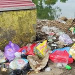Sampah-sampah yang dihamburkan anjing liar di Kota Marabahan. (foto: faqih)
