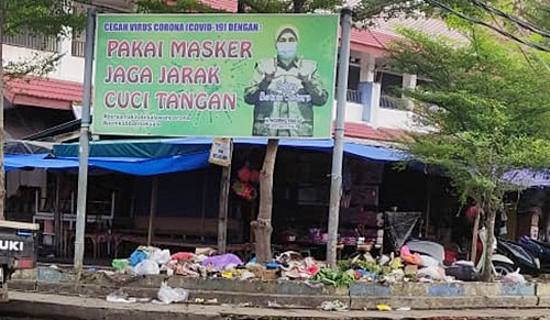 Tumpukan sampah di atas trotoar Jl Aes Nasution, Kota Marabahan. (foto: faqih)