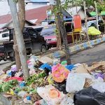 Tumpukan sampah merusak pemandangan dan mengganggu pengguna jalan. (foto: faqih)
