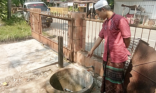 Sumur gali untuk sumber air bersih Ponpes Darul Ulum Martapura ini sudah tercemar oleh BBM jenis solar dari workshop PT. Catur Karya Bersaudara. (foto: koranbanjar.net)