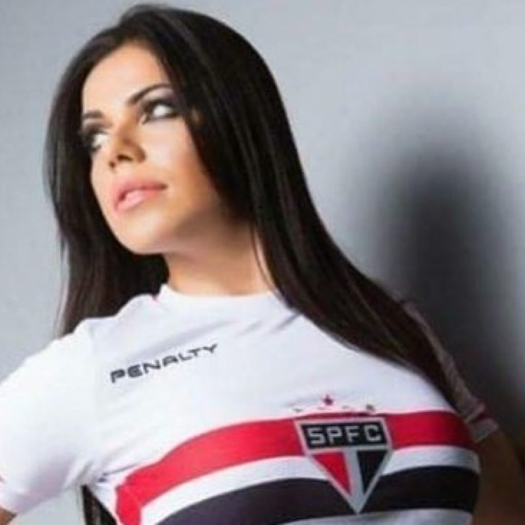 Model Seksi Dukung Messi, Rela Ditato Anunya