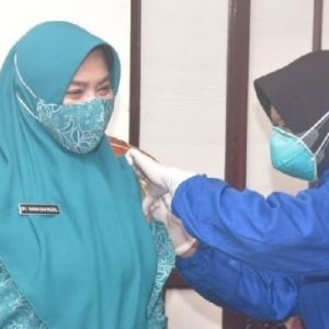 Contoh kepada Masyarakat, Ketua PKK Kalsel Divaksin Pertama