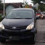 Ilustrasi Mobil yang Mesinnya Mati Mendadak di Tengah Perlintasan Kereta Api. (Twitter/Tuangurubajing)