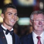 Cristiano Ronaldo (kiri) kala masih berseragam Real Madrid, berpose dengan mantan manajer Manchester United Sir Alex Ferguson di pemutaran world premiere film Ronaldo di London tengah pada 9 November 2015. FOTO AFP / JACK TAYLOR JACK TAYLOR / AFP
